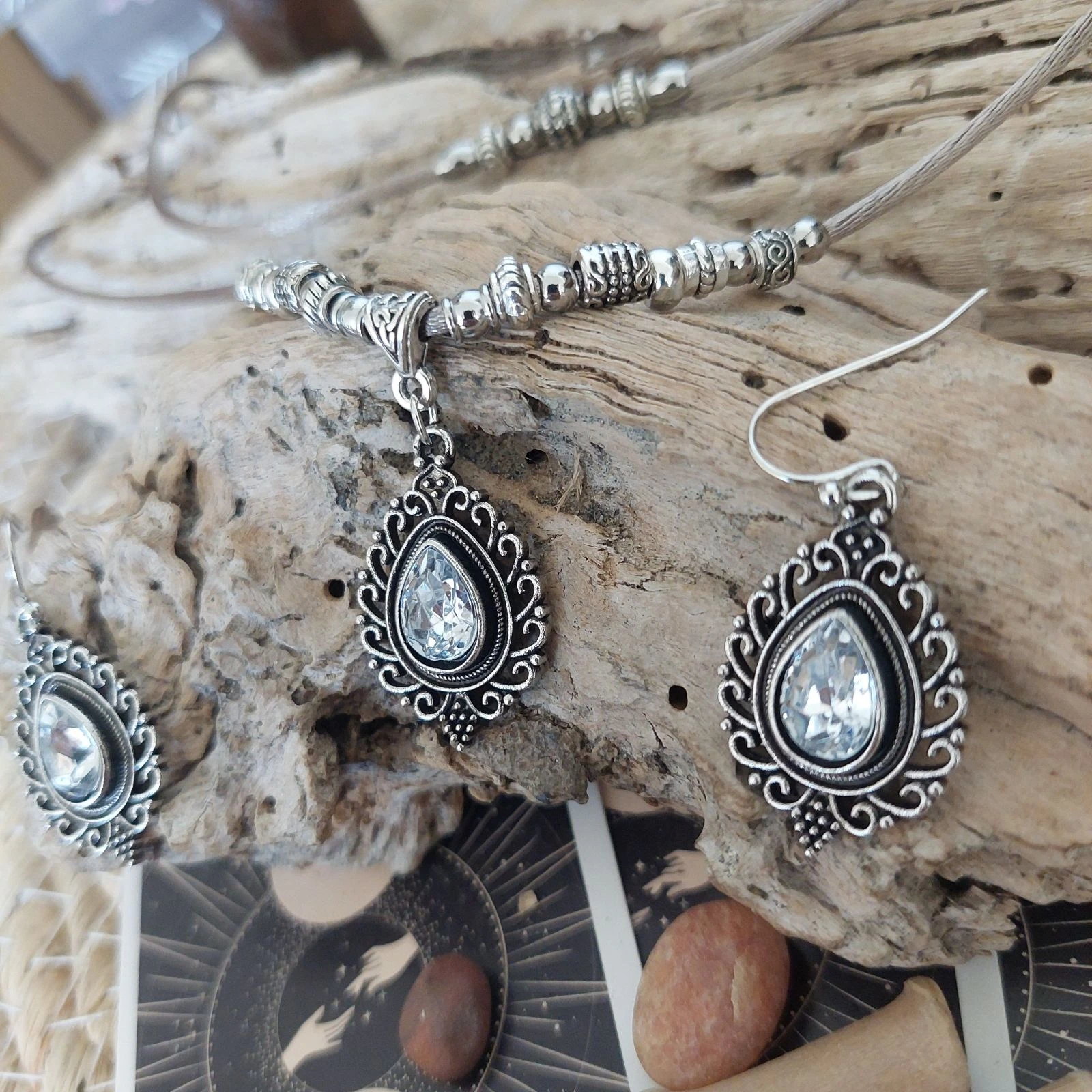 Parure baroque de dos hilos, camafeo vintage con strass translúcidos, satén topo – photo 5